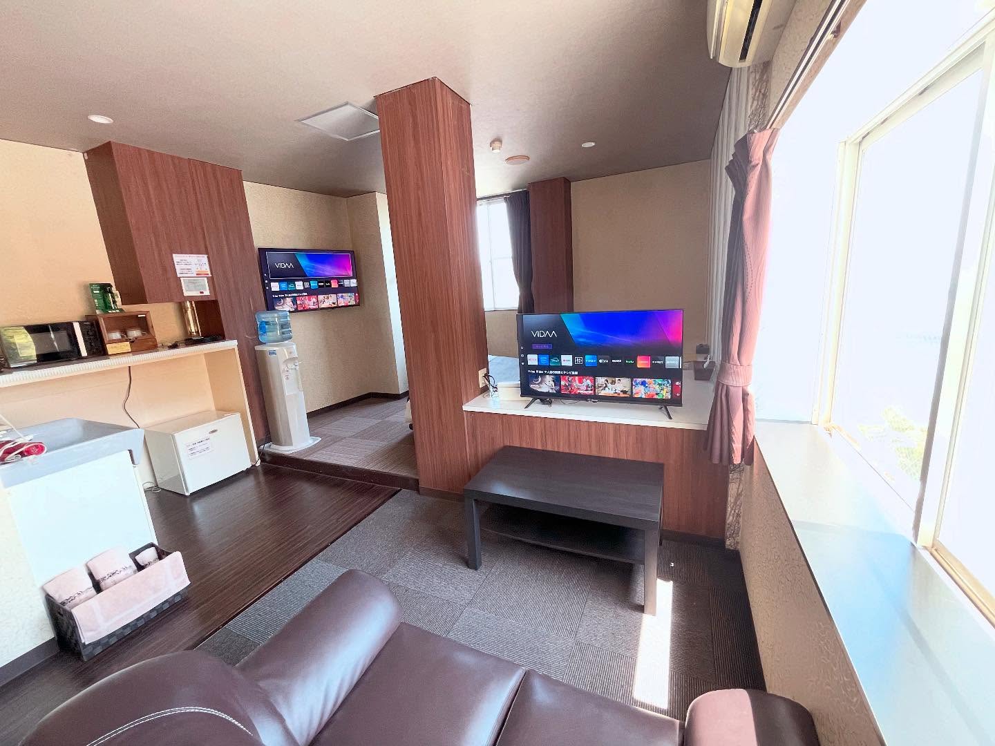 302号室にAndroidテレビ2台設置しました！ソファーでベッドからもお好きなコンテンツをお楽しみ頂けますもちろん無料でＶＯＤもご覧頂けます。ＧＷは是非、西尾市に遊びに来て下さい#西尾#西尾カフェ#ゴールデンウィーク#ＧＷ#インバウンド#テラス -ホテル ほほえみ天使 西尾 - Posted from Instagram