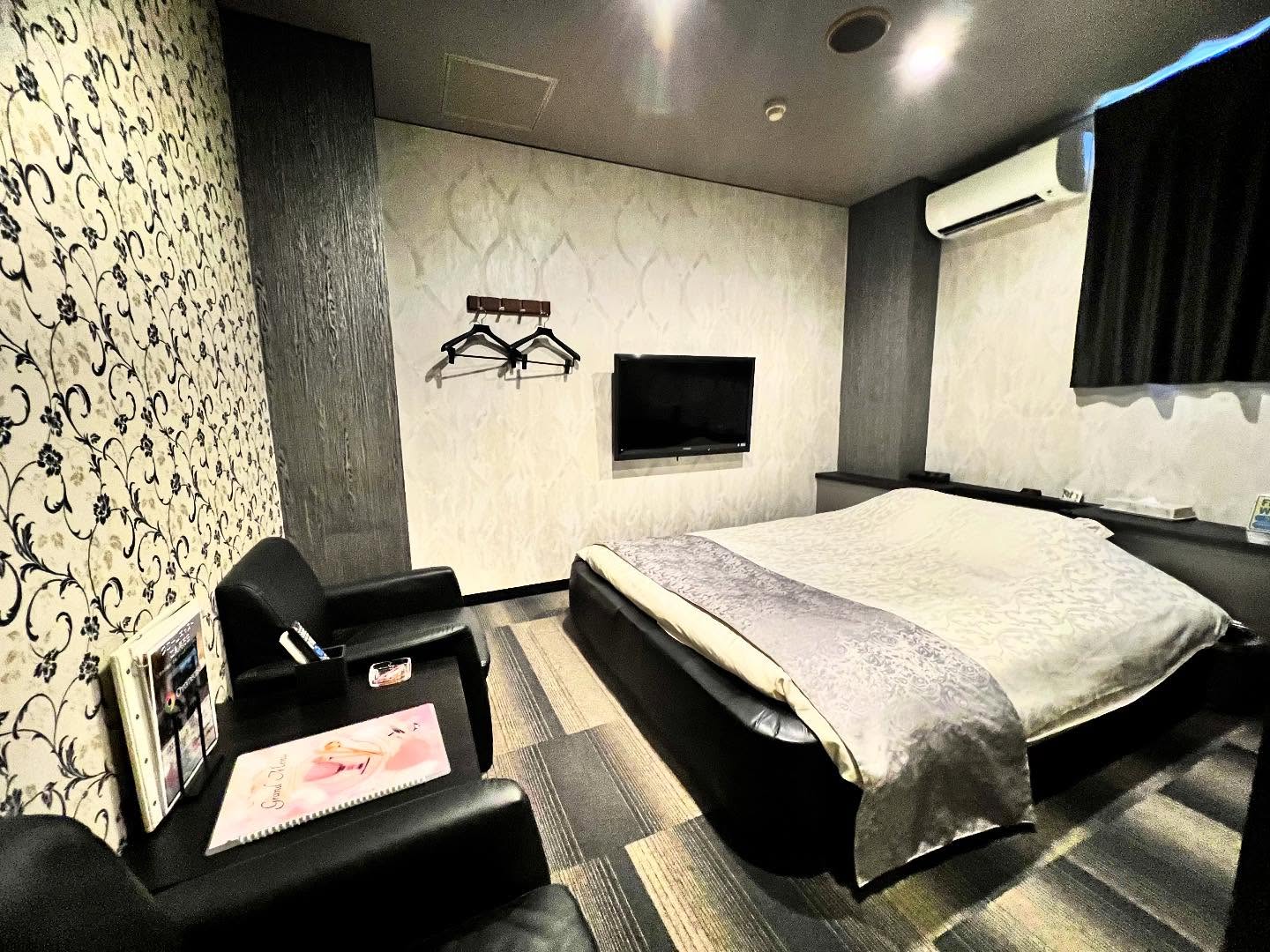 ..今日は301号室の紹介です♪このお部屋だけ海が見えませんが、隠れ人気部屋です️こちらのお部屋も壁掛け50インチのTVになりましたのでソファーからもベッドからも映画見放題です301号室ご利用してみてください今週土日の宿泊予約も承っておりますのでお電話お待ちしております‍♀️#西尾#蒲郡#森道市場 #ラクーナ #インバウンド#連泊 -ホテル ほほえみ天使 西尾 - Posted from Instagram
