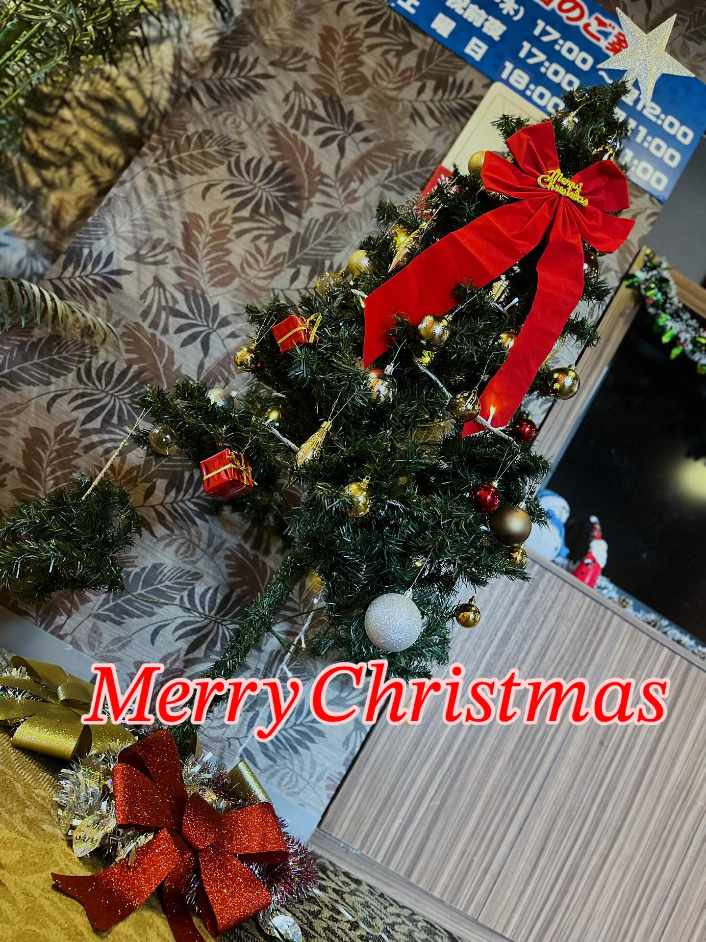.今年もクリスマス𝕊𝔼𝔸𝕊𝕆ℕ𝕊到来ですね️️ほほえみも大きなツリー飾りました🦌️是非遊びに来てください :*･ﾟお待ちしております#西尾市 ＃海の見えるホテル＃クリスマス -ホテル ほほえみ天使 西尾 - Posted from Instagram