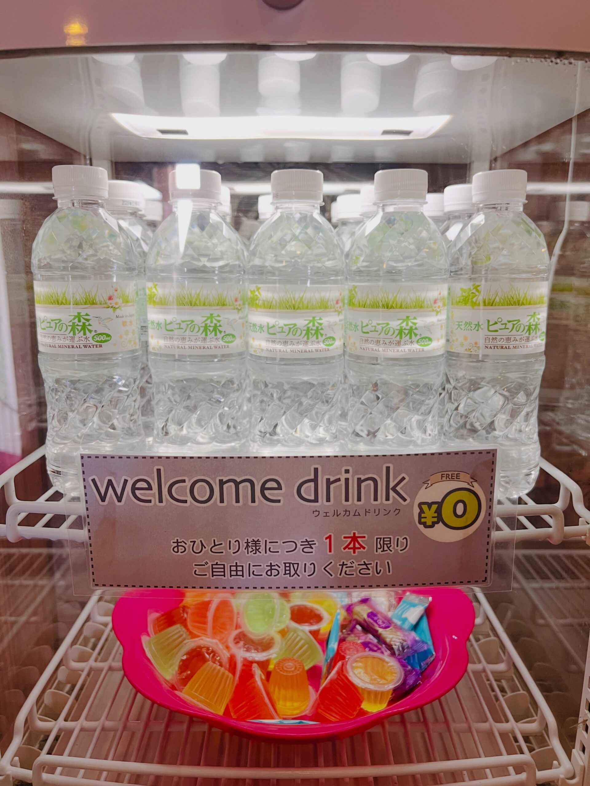 ..夏休み突入する最初の連休は500mlの天然水🥛とぶどう100%ジュースをwelcome drinkでご用意しております🩷お一人様どちらか1本になりますのでお部屋でお飲みください️土日祝もフリータイムがありますのでごゆっくりお過ごしください#西尾#蒲郡#海の見えるホテル -ホテル ほほえみ天使 西尾 - Posted from Instagram